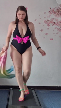 Iubita ta sexy se pregateste pentru plaja doar pentru tine.
