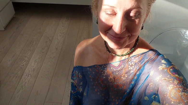 Selena701: 美しい金髪の成熟した妻が散歩後のセックスを楽しむ