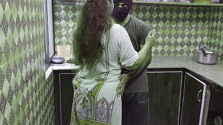 Pakistani CoupleX: Індійська тітонька дезі кухня mai kam kr rahi thi pati ny a k...