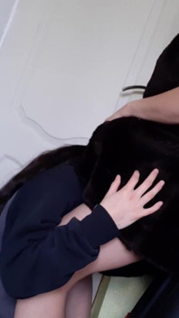 Moje přítelkyně se ani neměla čas svléknout po její služební cestě, když jsem před ní okamžitě spadl na kolena