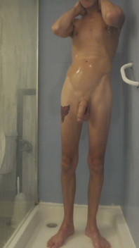Mon Voisin Me Rejoint Sous La Douche Pendant Que Mon Mari N’était Pas Avec Ses Amis