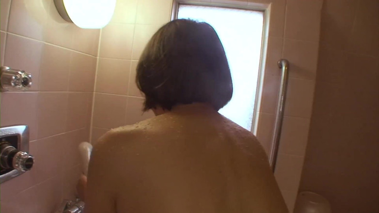Asian Mature Climax: Banyoda profesyonelce yarak emiyor