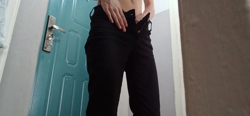 Lesbian-candys: Sexy dünne brünette in engen jeans masturbiert haarige muschi