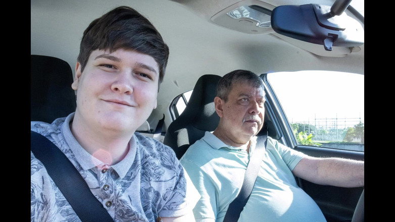 Carlos And Junior: Il patrigno piscia in pubblico