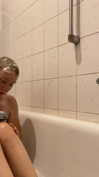 SweetLucy96: กล้องในห้องอาบน้ำ