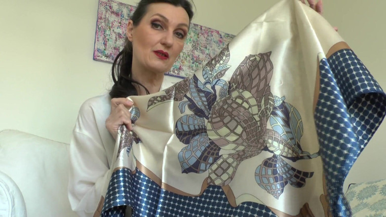 Lady Victoria Valente: La mia nuova sciarpa di raso ti fa venire e...