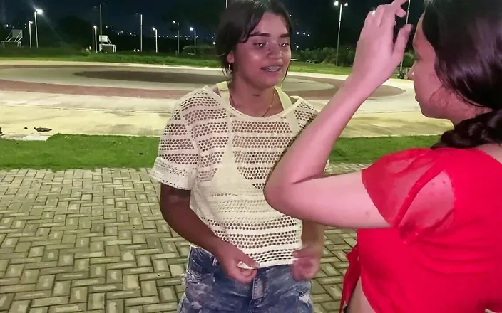 DAYANNA: Orgazm olana kadar lezbiyen partnerimle sikişiyorum.