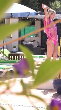 Auntjudys - tu vecina milf caliente Lynna Nilsson chupa tu polla junto a la piscina (en primer plano)