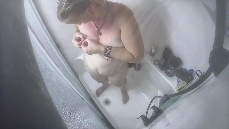 KittieNoOne: Kittie duscht