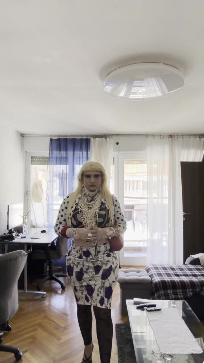 shipcrossdresserman: Pearl Vanesa güzel incilerle evinde vücudunu gösteriyor