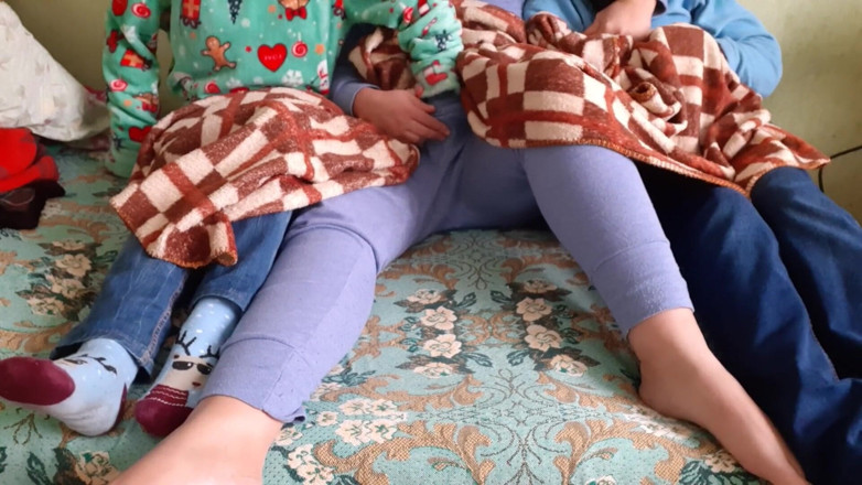Lesbian-illusion: La hermanastra de mi novia me masturbaba mientras los tres...