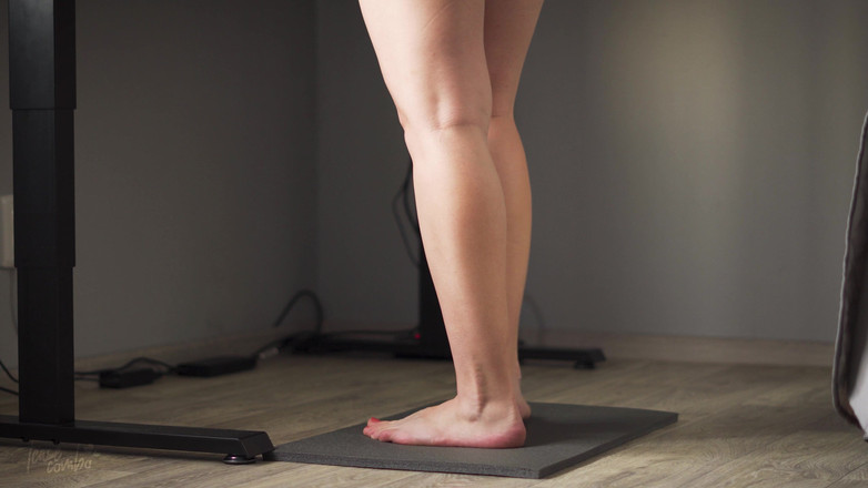 Teasecombo 4K: Наблюдаю за тинками за стоячим столом