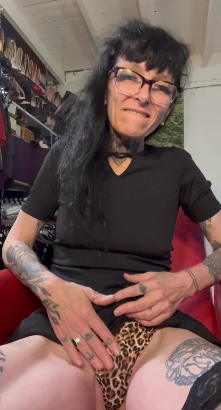 aewin11: Spuitende milf Aewin gebruikt een nat poesje met vingers