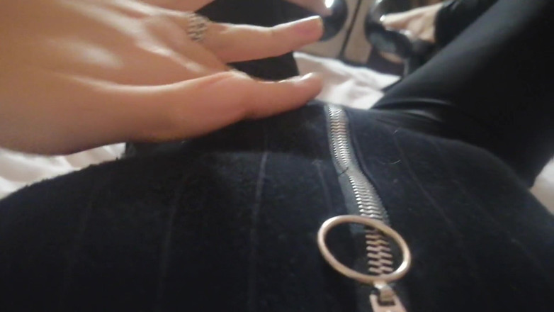Taya Lite: Una ragazza in pantaloni di pelle mostra i tacchi alti...
