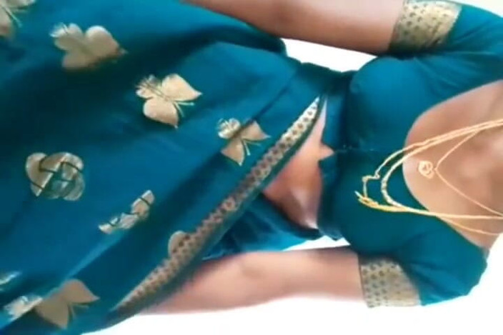 Pig pussy: Tamil tia mostrando tudo