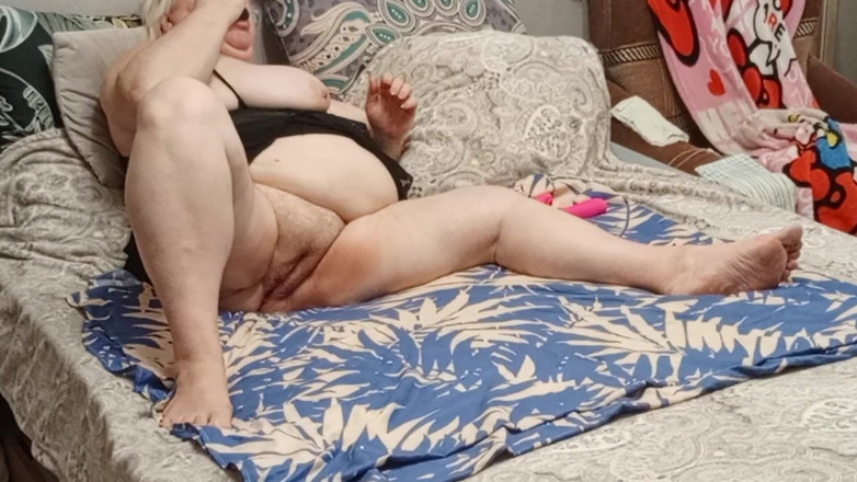 Zona901: Une voisine se caresse et masturbe sa grosse chatte