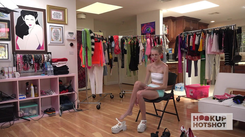 HookUp HotShot-BTS: Bts - kyaa si cewek yang penasaran membau untuk dientot sama...