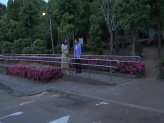 Raptor Inc: Stará dáma v parku vypadala znuděně, ale ukázalo se, že čekala na...