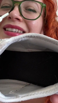 纵刻薄的女孩让你闻到她那臭的运动鞋