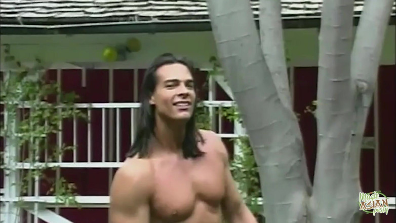 Magic Asian Pussy: 매력적인 아시아 금발이 깊은 후장 추력을 갈망하기 시작하면 정원은 가열됩니다.