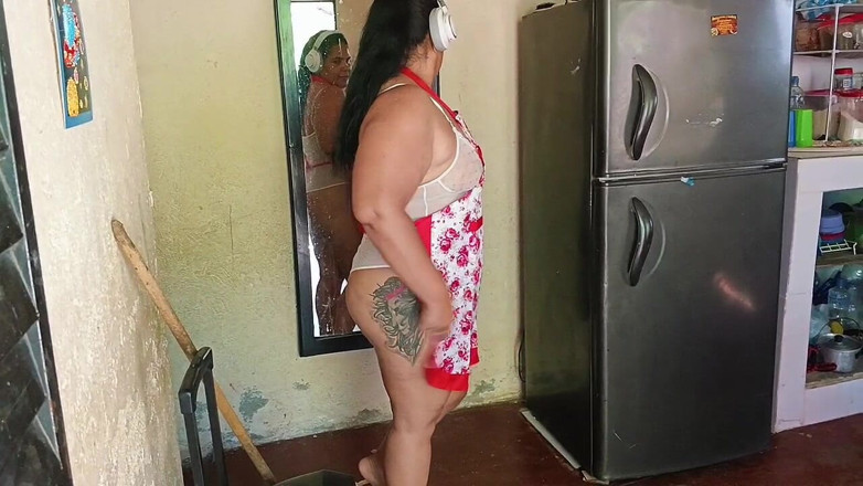 Adribella69: Tôi thuê người giúp việc này, cô ấy mặc đồ lót ngắn,...