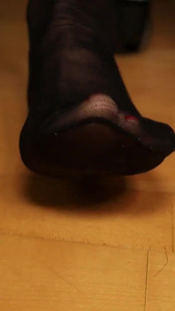 Frische ballerinas & alte nylonsocken - unter dem schreibtisch schuhspiel