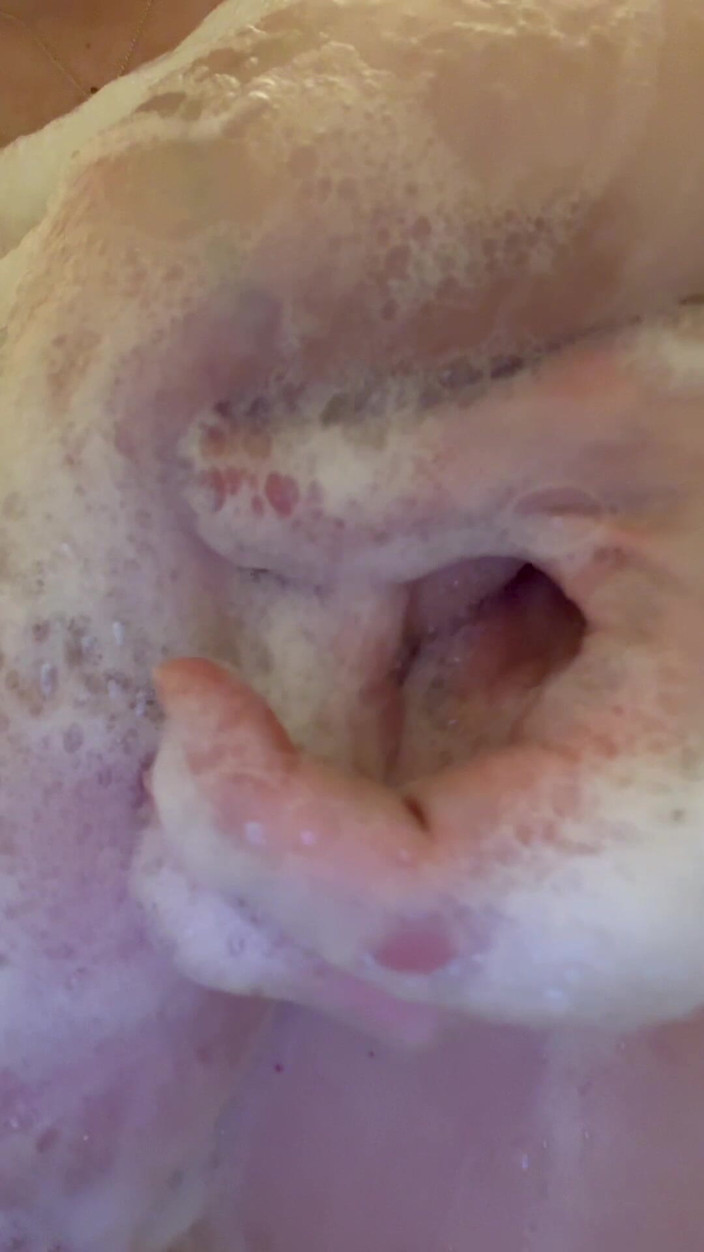 BlueEyesNoLies: Aku suka banget ngocok kontolku sampai toket besarku menganga lebar!