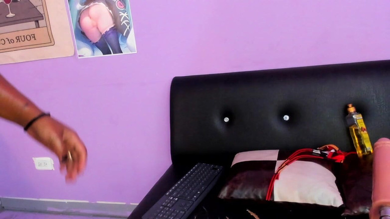 Miss ivy studio: Cewek semok latina kulit hitam lagi asik muasin memeknya pakai...