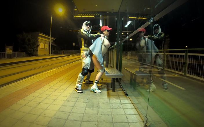 DedeDeville: バス停での本当に危険なセックスと若い義理の妹とオーガズムと射精で終わる