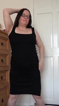 Dançando striptease em pequeno vestido preto apertado