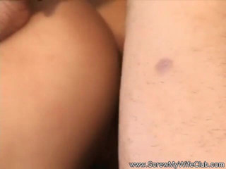 Screw My Wife Club: Behaarte milf reitet den schwanz von typen auf dem bett