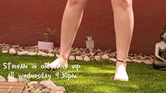 Kndy Kmille: Üvey kız kardeşim boşalmayı durduramıyor, ayaklarına çimle gıdıklayarak orgazm oluyor