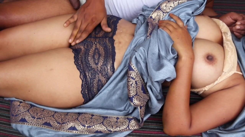 Saloni: 年轻女孩性爱视频村 18 岁