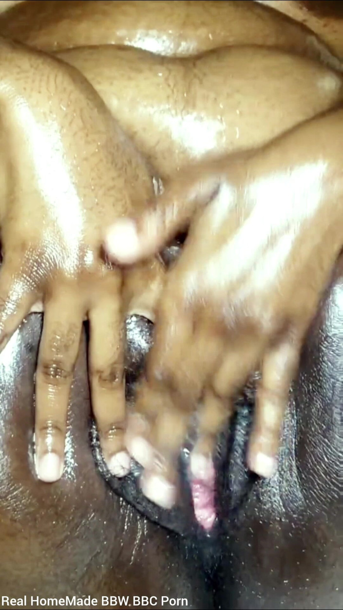 Super sexy ebony cuties: 내 젖은 보지에 핑거링하는 기름을 바르고 시오후키