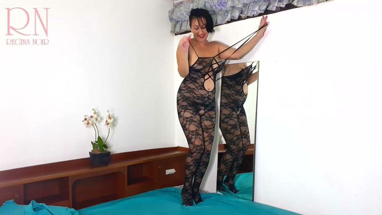 Regina Noir: Pose hot dengan lingerie seksi di balik kamera 1