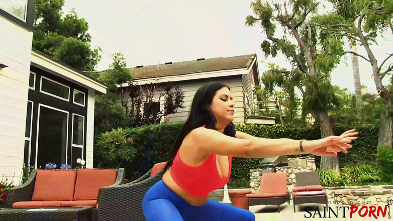 SaintPorn: 땀에 젖은 운동 후 존나게 섹스하는 거유 레이스