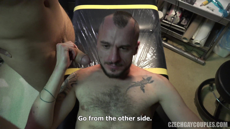 Czech Gay Couples: Coppie gay ceche 8 gangbang di negozio di tatuaggi - il buco...