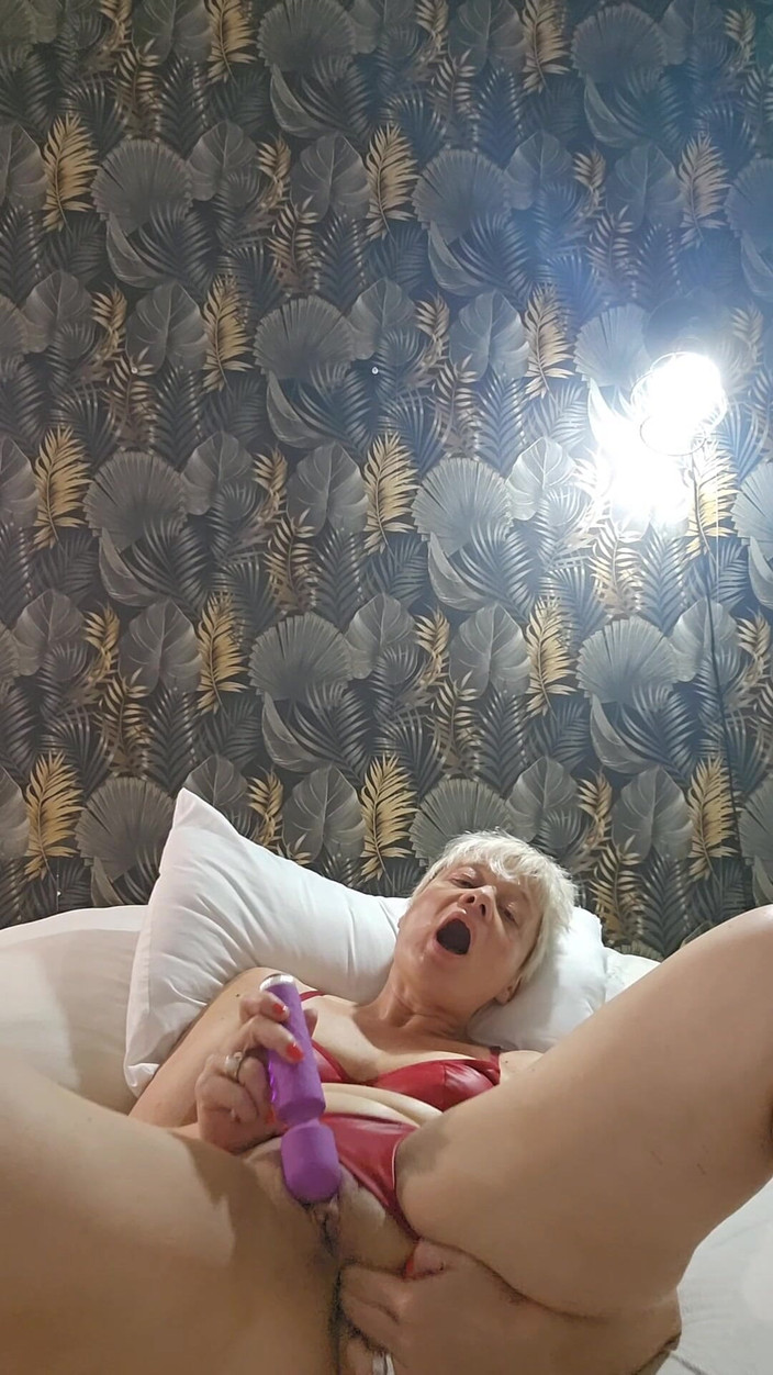 Sofy13: 熟女熟女荡妇玩弄她湿漉漉的阴蒂