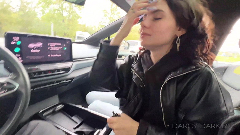 Darcy Dark: Ficken in einem Stadttaxi mit einem fahrer