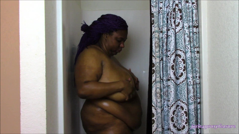 Josie4yourpleasure: Duş zamanı burnu özel hd sakso çekiyor
