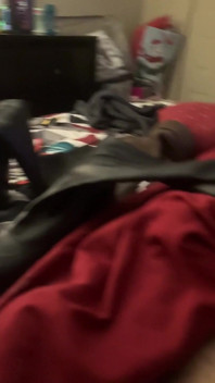Un gros papa s'éjacule sur son cuir