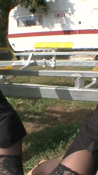 Üçlü sert BDSM şişe sikişi yapıyor