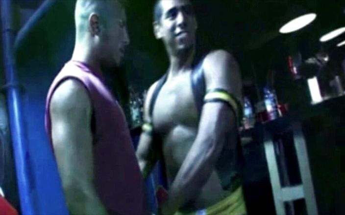 Crunch Boy: Petrecere sexuală în 3 într-un club din Barcelona