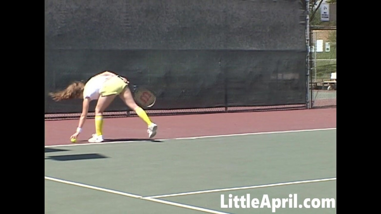 Little April: Sexy náctiletá holka Little April hraje tenis