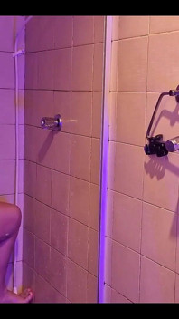 Aku ngentot memek becekku sebelum dientot habis-habisan sama kontol raksasa pria kulit hitam