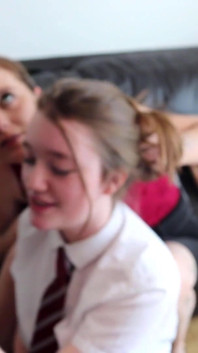 Madrastra enseña a la universitaria Olivia Keane a chupar la polla