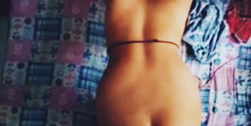 Teensex: Spragniona cipka Bahbi z dużymi cyckami bierze największy BBC na świecie