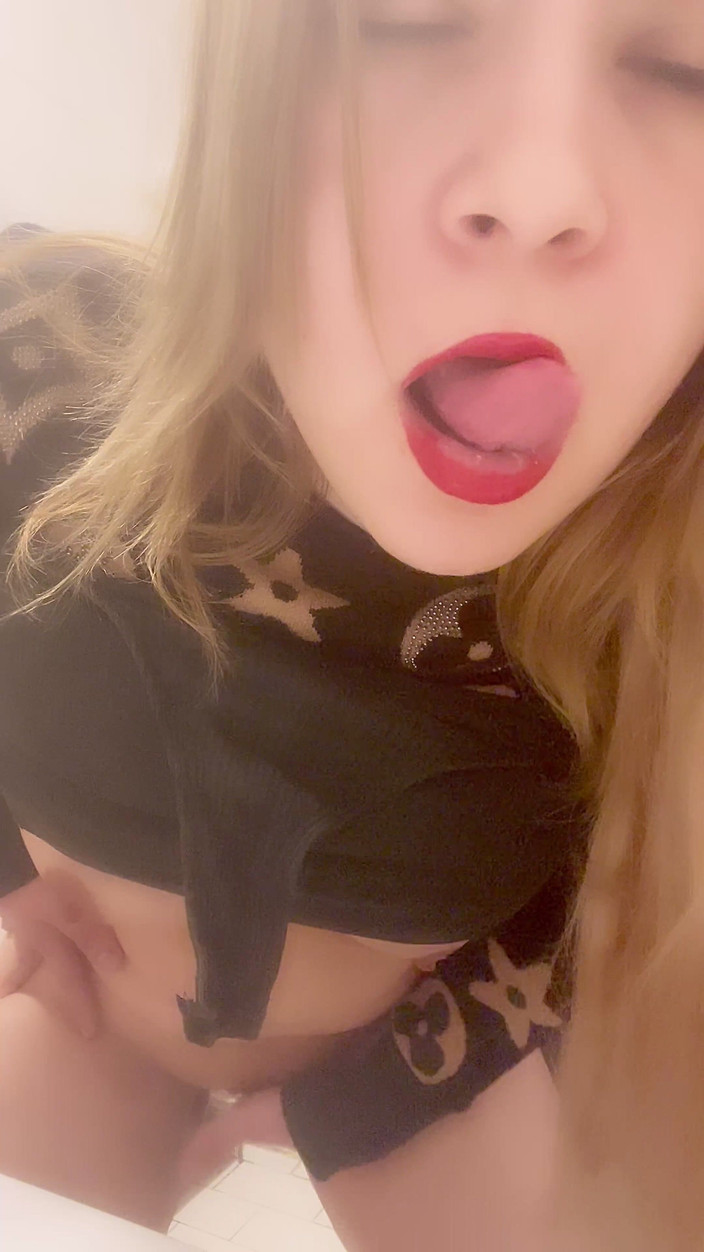 Lizze21: Mă joc cu pizda mea obraznică și îmi ating cu degetul curul