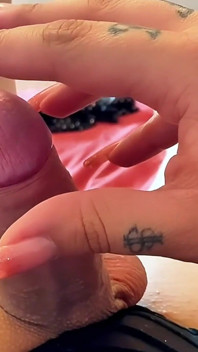 Tatuada trans menina e sua gozada cremosa