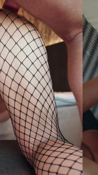 Mon nouvel ami éjacule dans ma gorge et me éjacule sur la chatte